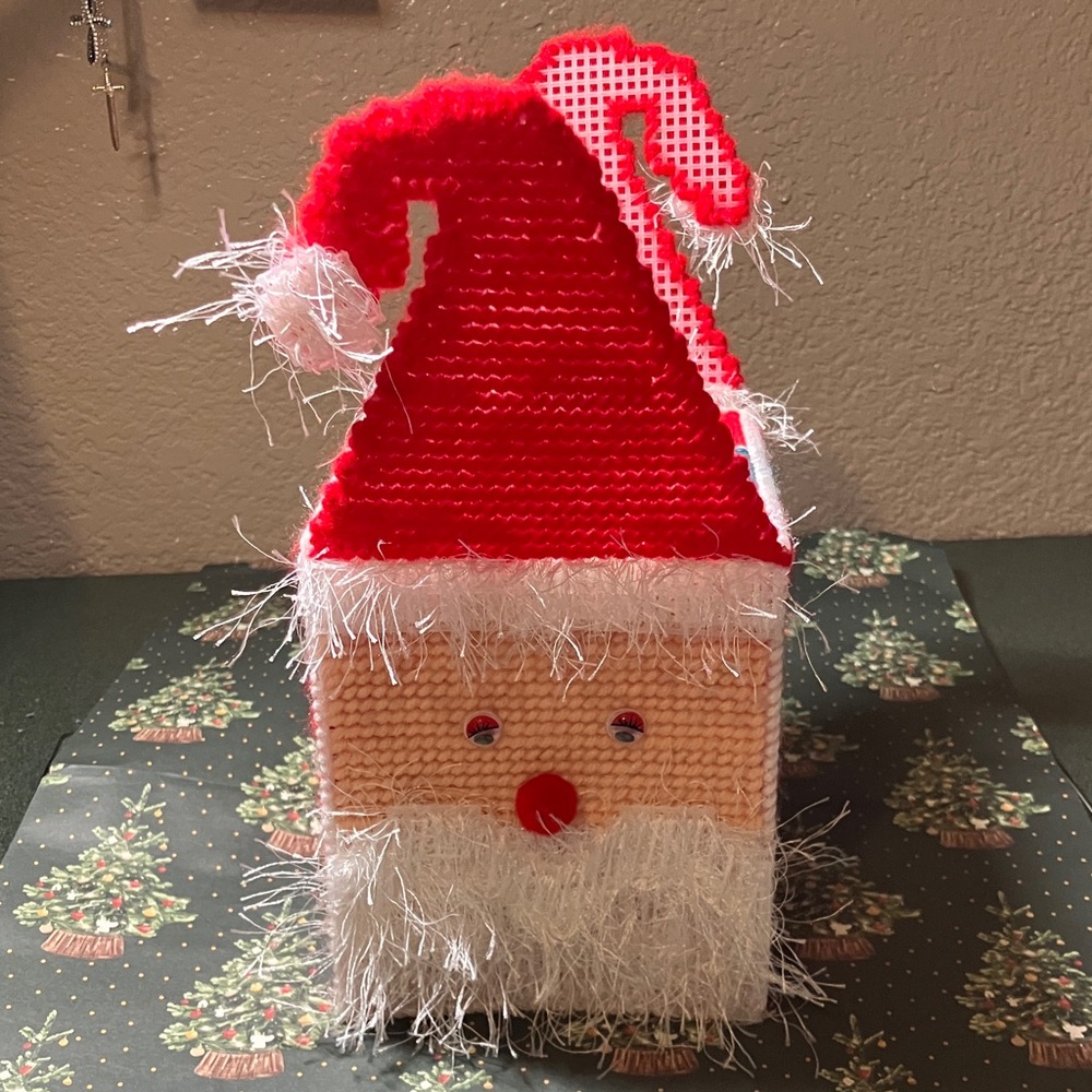 Plastic canvas tissue box cover